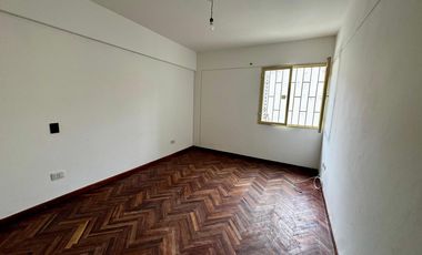 Departamento en pleno centro al frente de supermercado Vea
