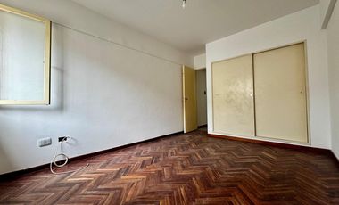 Departamento en pleno centro al frente de supermercado Vea