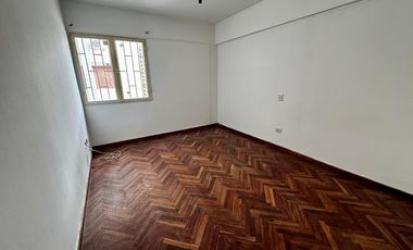 Departamento en pleno centro al frente de supermercado Vea