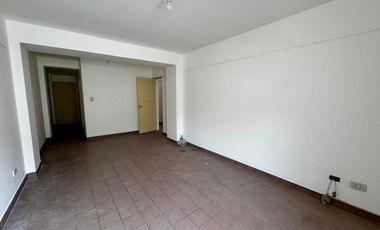 Departamento en pleno centro al frente de supermercado Vea