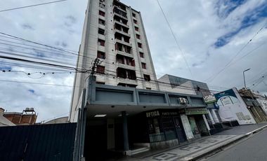 Departamento en pleno centro al frente de supermercado Vea