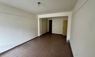 Departamento en pleno centro al frente de supermercado Vea