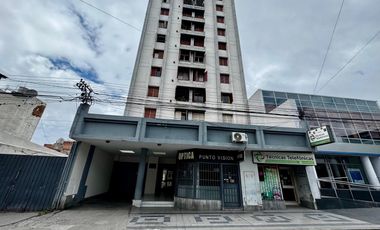 Departamento en pleno centro al frente de supermercado Vea