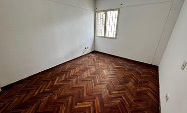 Departamento en pleno centro al frente de supermercado Vea