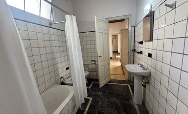 Casa de 4 habitaciones en avenida avellaneda al 600
