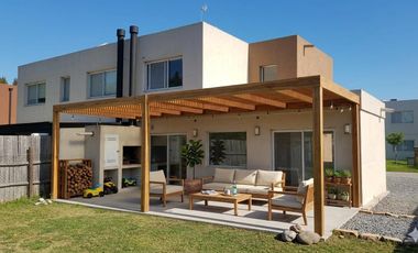 Casas de Santa Ana | Alquiler | Casa de 2 dormitorios y playroom o 3er dormitorio