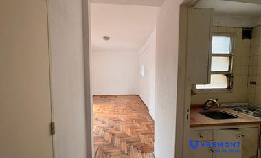 Alquiler de departamento monoambiente con balcón en el barrio de Congreso.