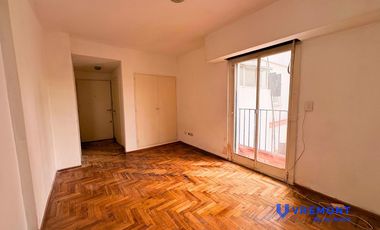 Alquiler de departamento monoambiente con balcón en el barrio de Congreso.
