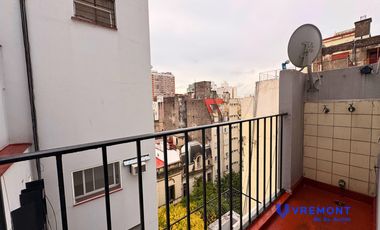 Alquiler de departamento monoambiente con balcón en el barrio de Congreso.