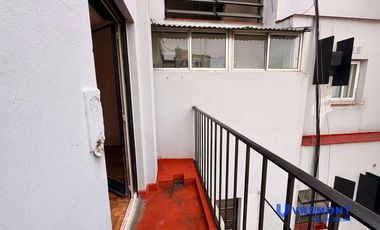 Alquiler de departamento monoambiente con balcón en el barrio de Congreso.