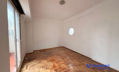 Alquiler de departamento monoambiente con balcón en el barrio de Congreso.