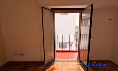 Alquiler de departamento monoambiente con balcón en el barrio de Congreso.