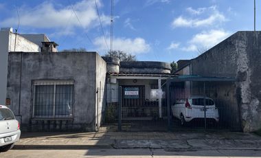 Casa en venta en el pueblo - Dos dormitorios un baño - Excelente ubicación