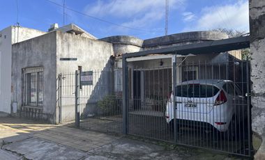 Casa en venta en el pueblo - Dos dormitorios un baño - Excelente ubicación