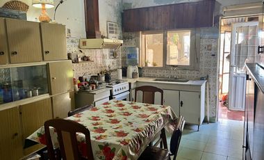 Casa en venta en el pueblo - Dos dormitorios un baño - Excelente ubicación