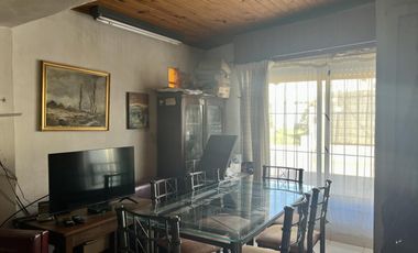 Casa en venta en el pueblo - Dos dormitorios un baño - Excelente ubicación