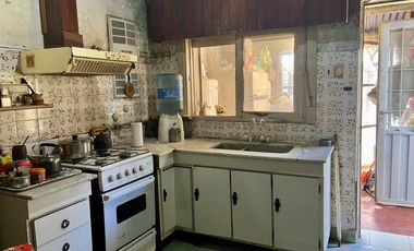 Casa en venta en el pueblo - Dos dormitorios un baño - Excelente ubicación