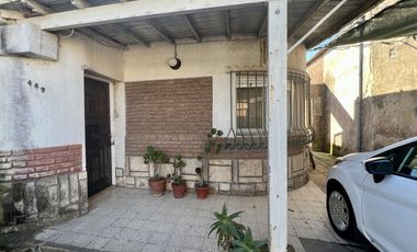 Casa en venta en el pueblo - Dos dormitorios un baño - Excelente ubicación