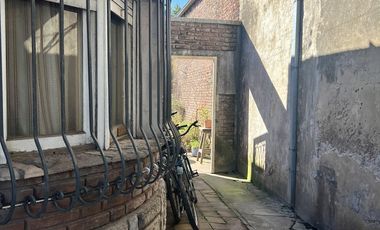 Casa en venta en el pueblo - Dos dormitorios un baño - Excelente ubicación