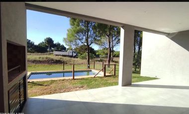 Casa a estrenar con pileta en  venta en Costa Esmeralda
