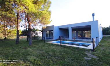 Casa a estrenar con pileta en  venta en Costa Esmeralda