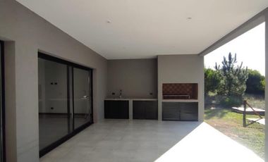 Casa a estrenar con pileta en  venta en Costa Esmeralda