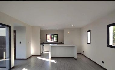 Casa a estrenar con pileta en  venta en Costa Esmeralda