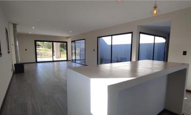 Casa a estrenar con pileta en  venta en Costa Esmeralda