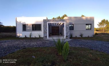 Casa a estrenar con pileta en  venta en Costa Esmeralda