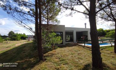Casa a estrenar con pileta en  venta en Costa Esmeralda