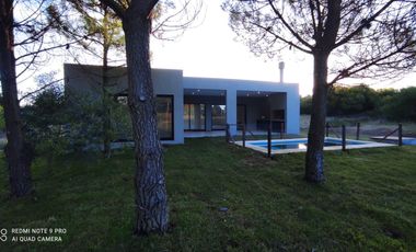 Casa a estrenar con pileta en  venta en Costa Esmeralda