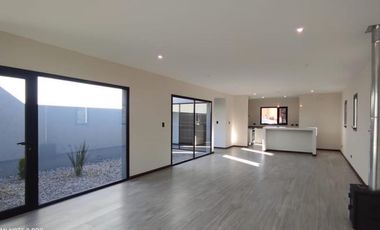Casa a estrenar con pileta en  venta en Costa Esmeralda
