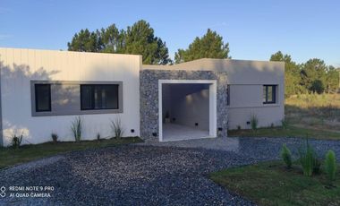 Casa a estrenar con pileta en  venta en Costa Esmeralda