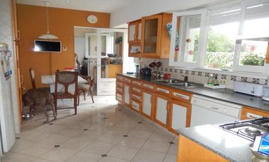 Casa en venta, 5 ambientes, quilmes centro, garage, amplio patio, quincho, pileta