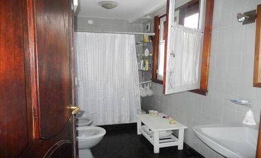 Casa en venta, 5 ambientes, quilmes centro, garage, amplio patio, quincho, pileta