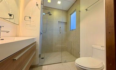 Exclusivo Departamento en Renta en Zona Dorada con Vista al Campo de Golf