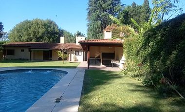 venta de Casa 4 amb, cochera, pileta, sobre lote 1500m2 en Del Viso