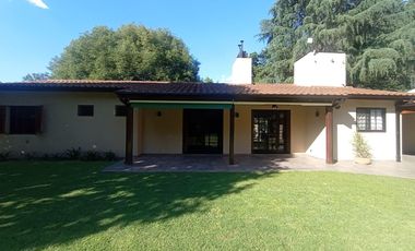 venta de Casa 4 amb, cochera, pileta, sobre lote 1500m2 en Del Viso