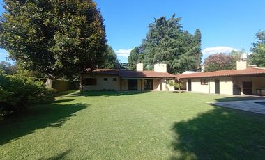 venta de Casa 4 amb, cochera, pileta, sobre lote 1500m2 en Del Viso