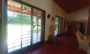 venta de Casa 4 amb, cochera, pileta, sobre lote 1500m2 en Del Viso