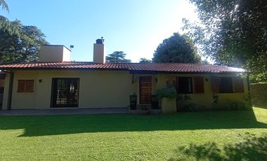 venta de Casa 4 amb, cochera, pileta, sobre lote 1500m2 en Del Viso