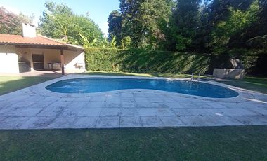 venta de Casa 4 amb, cochera, pileta, sobre lote 1500m2 en Del Viso