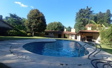 venta de Casa 4 amb, cochera, pileta, sobre lote 1500m2 en Del Viso