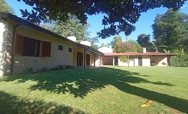venta de Casa 4 amb, cochera, pileta, sobre lote 1500m2 en Del Viso