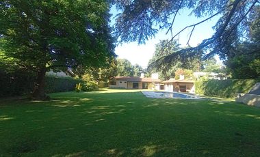 venta de Casa 4 amb, cochera, pileta, sobre lote 1500m2 en Del Viso