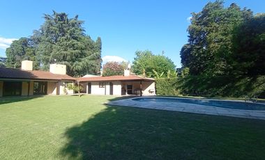 venta de Casa 4 amb, cochera, pileta, sobre lote 1500m2 en Del Viso