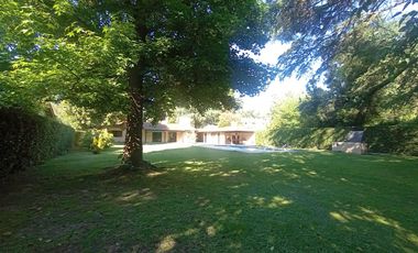 venta de Casa 4 amb, cochera, pileta, sobre lote 1500m2 en Del Viso