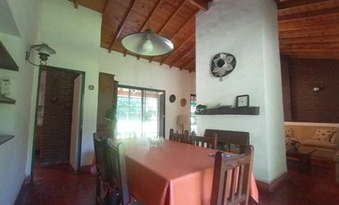 venta de Casa 4 amb, cochera, pileta, sobre lote 1500m2 en Del Viso