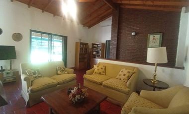 venta de Casa 4 amb, cochera, pileta, sobre lote 1500m2 en Del Viso