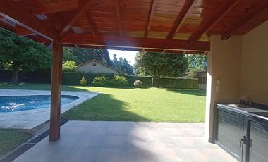 venta de Casa 4 amb, cochera, pileta, sobre lote 1500m2 en Del Viso